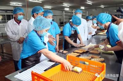 包頭市多區(qū)聯(lián)動(dòng)嚴(yán)查食品安全，過期食品凍品被集中查獲